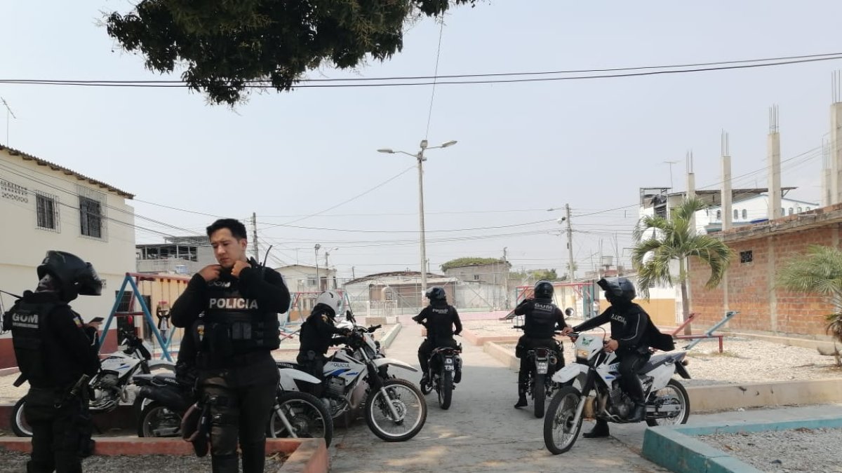 Policías en el sector de Guangala, al sur de Guayaquil.