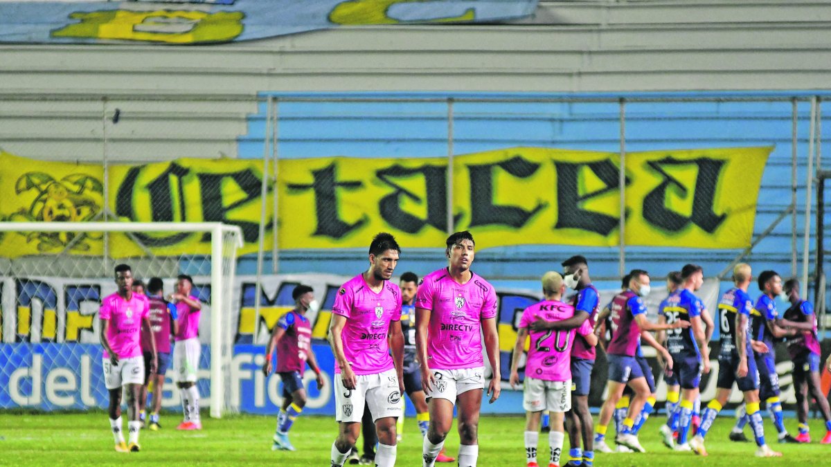 Los jugadores de lndependiente del Valle se retiran tristes después de la derrota sufrida ante Delfín en el estadio Jocay.