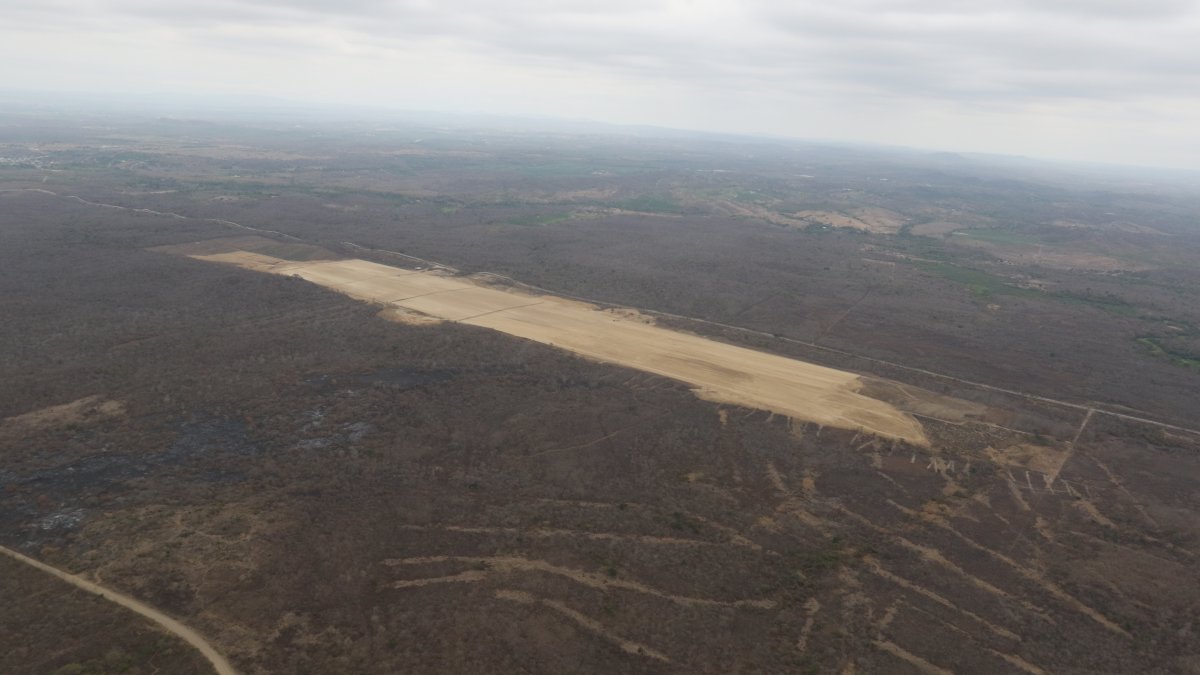 La millonaria pista inconclusa en el terreno de Daular, en donde se iba a construir una estación para el Aeroclub.