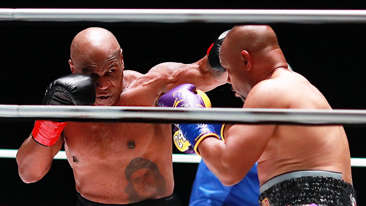 Mike Tyson (i) durante el combate ante Ray Jones Jr.