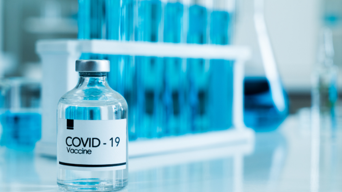 Según Moderna, el análisis de eficacia del estudio de fase 3 de la vacuna incluyó a 30.000 participantes con una eficacia del 94,1%.