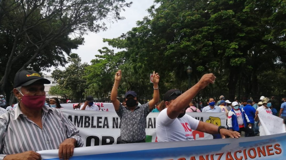 Pescadores protestan en el centro de Guayaquil, este 30 de noviembre de 2020.