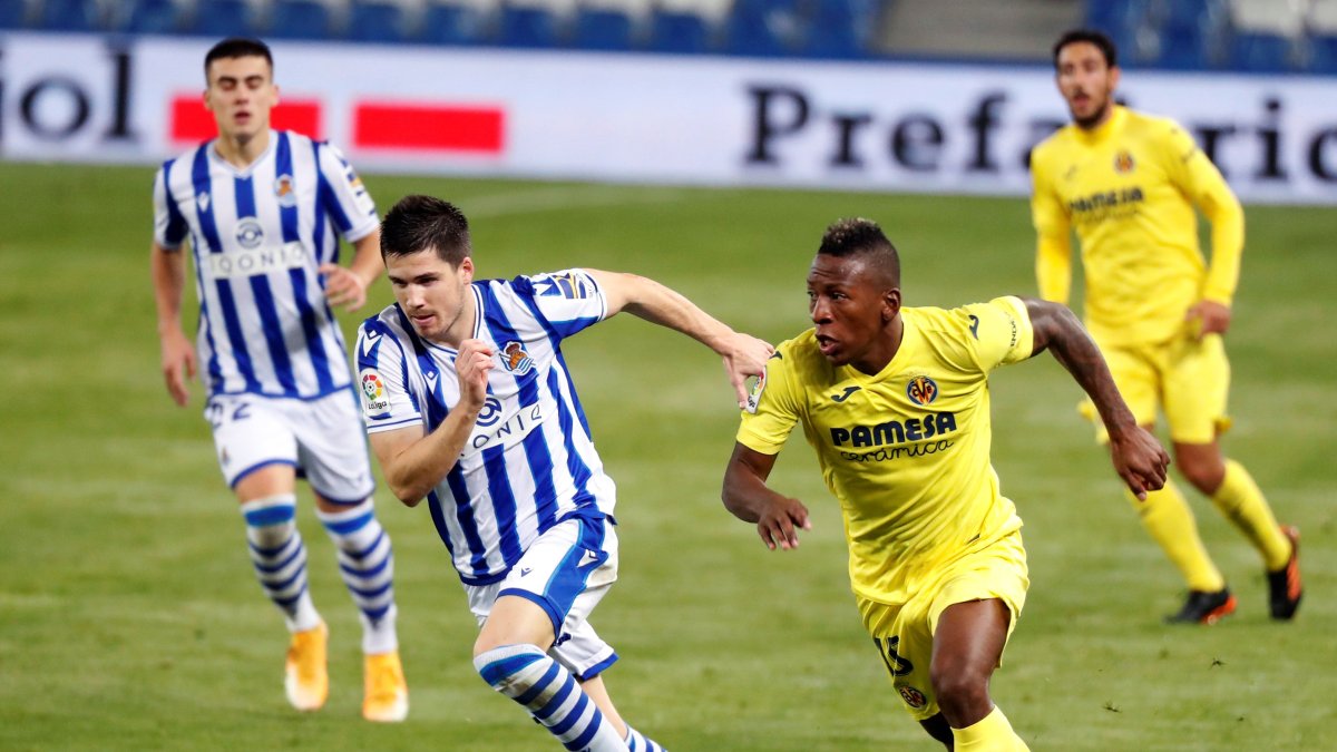 Pervis Estupiñán (d), lateral del Villarreal, espera su oportunidad mañana en la Europa League.