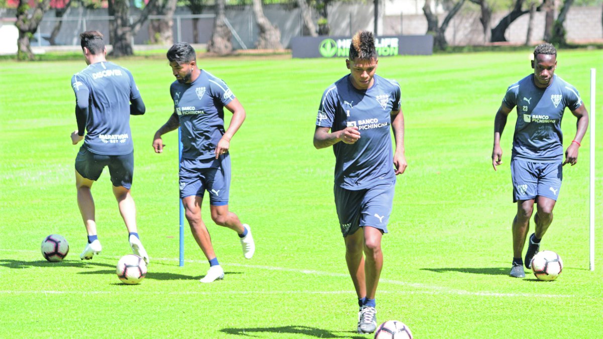 Billy Arce (centro) será el encargado de abrir las marcas rivales y abastecer a Cristian Martínez Borja en la delantera.