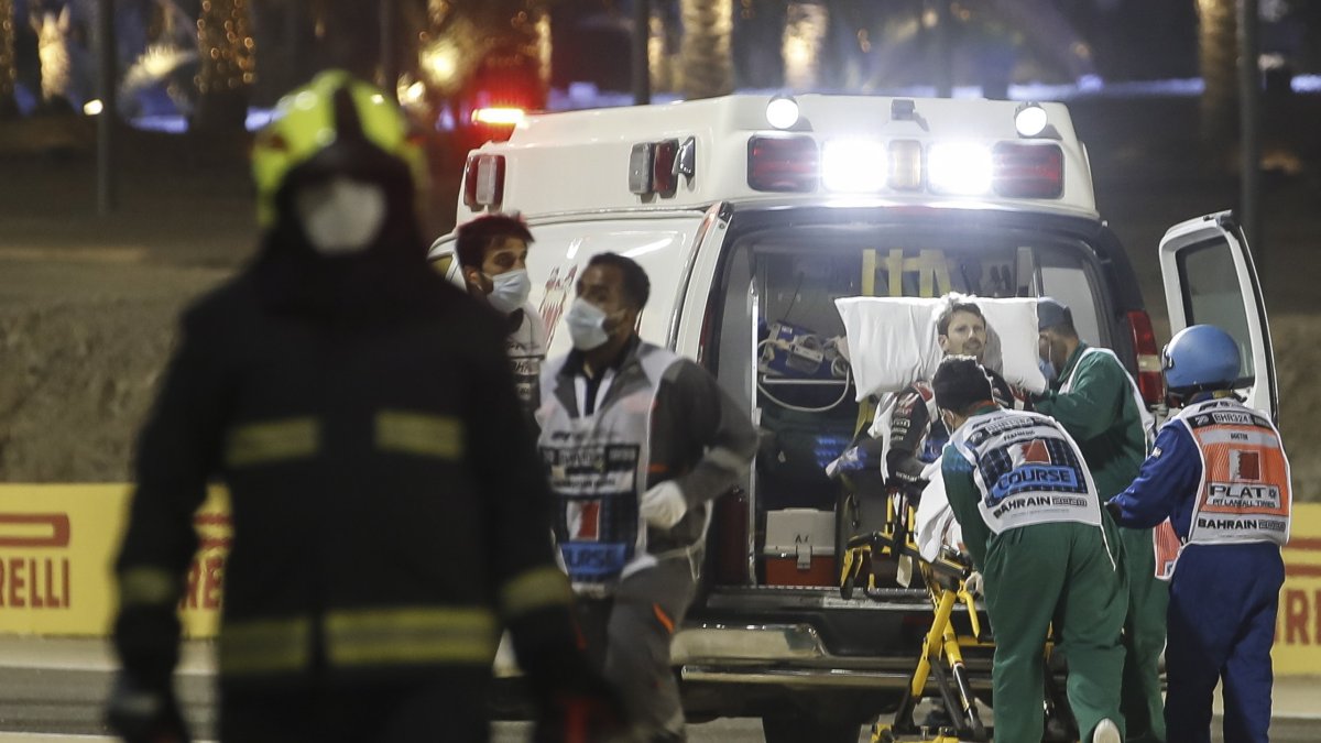 Romain Grosjean cuando era subido a la ambulancia tras el aparatoso accidente