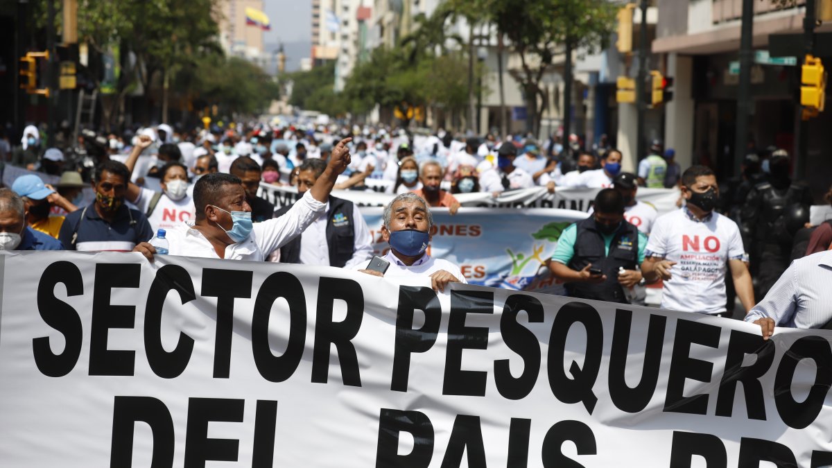 Marcha. Decenas de pescadores caminaron desde el parque Centenario hasta la Gobernación del Guayas.
