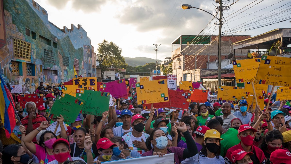 Un grupo de personas toma parte en actos de campaña de candidatos a diputados de la Asamblea Nacional hoy, 30 de noviembre del 2020, en Caracas.