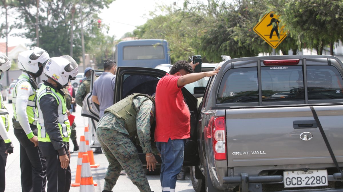 Personal militar y vigilantes de tránsito se unieron a los controles de seguridad, en las vías de la provincia del Guayas.

FECHA : 30/11/2020 

Agencia (ag-extra)