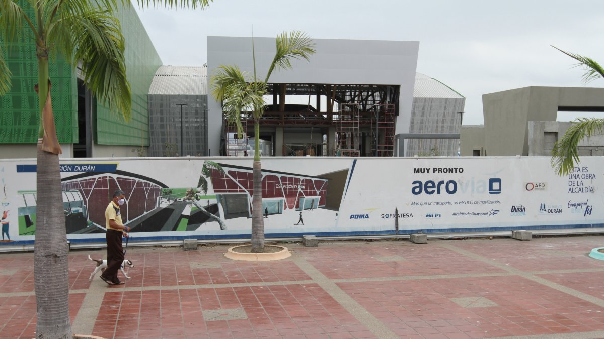 José Rivas pasea a su perro cada tarde en el malecón Abel Gilbert, sabe que esa tranquilidad se acabará.