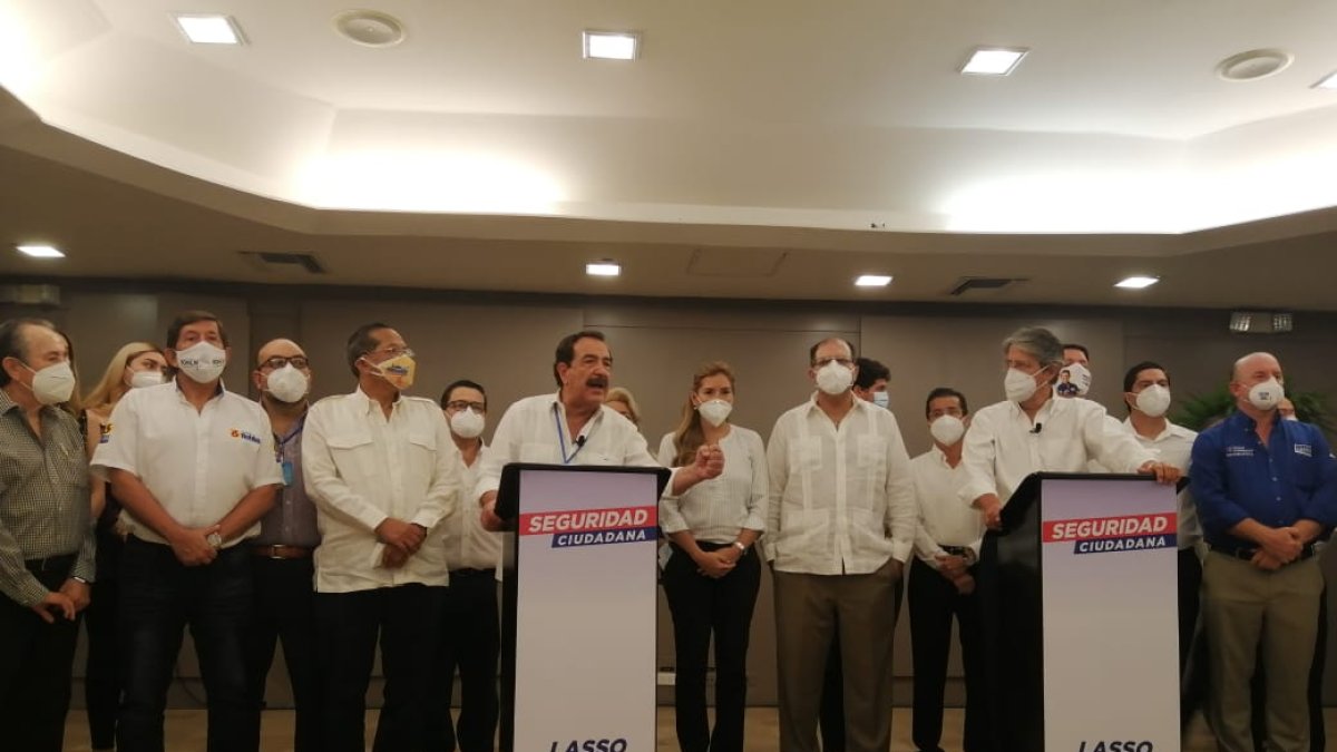 Jaime Nebot, exalcalde de Guayaquil, junto al candidato presidencial Guillermo Lasso.