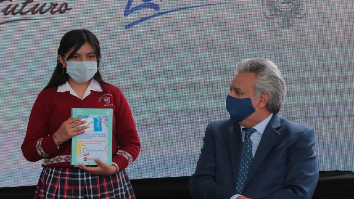El presidente Lenín Moreno entrega tablets a estudiantes.