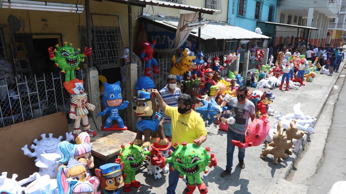 Referencial. En la 6 de Marzo, en Guayaquil, se comercializan los años viejos desde hace varias semanas. 