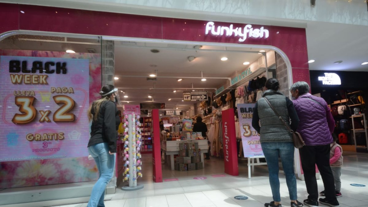 Los comercios han buscado atraer a los clientes con promociones y ofertes debido a la caída de la demanda en este año por la pandemia.