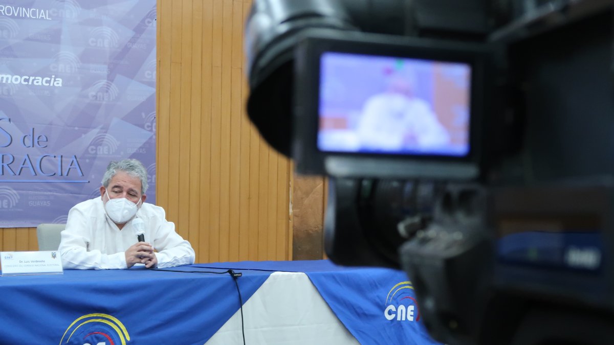 El consejero Verdesoto compareció ayer ante los medios de comunicación en Guayaquil.