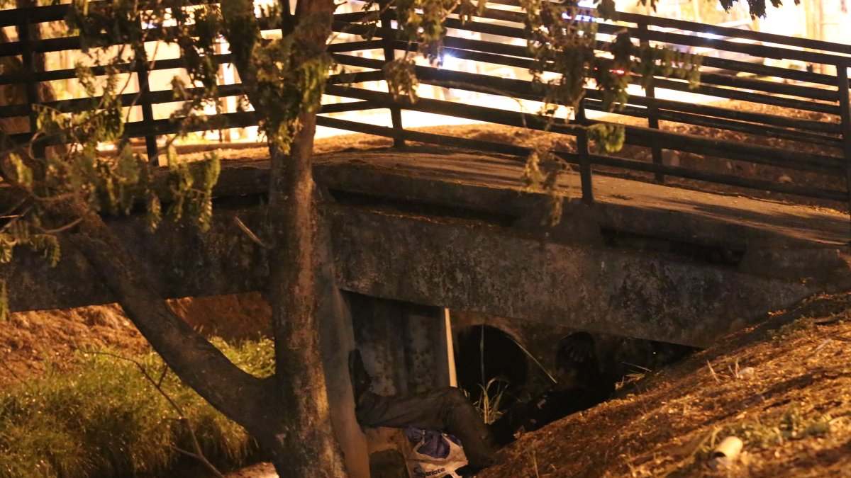 Zanja. En el canal de Urdenor 1 hay mal olor, basura y además se esconden personas como se ve en la foto.