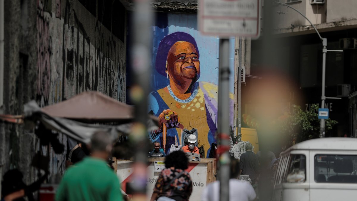 Fotografía tomada el 23 de noviembre que muestra la pintura de la líder religiosa Mae Beata de Iemanjá (1931-2017) en Río de Janeiro.