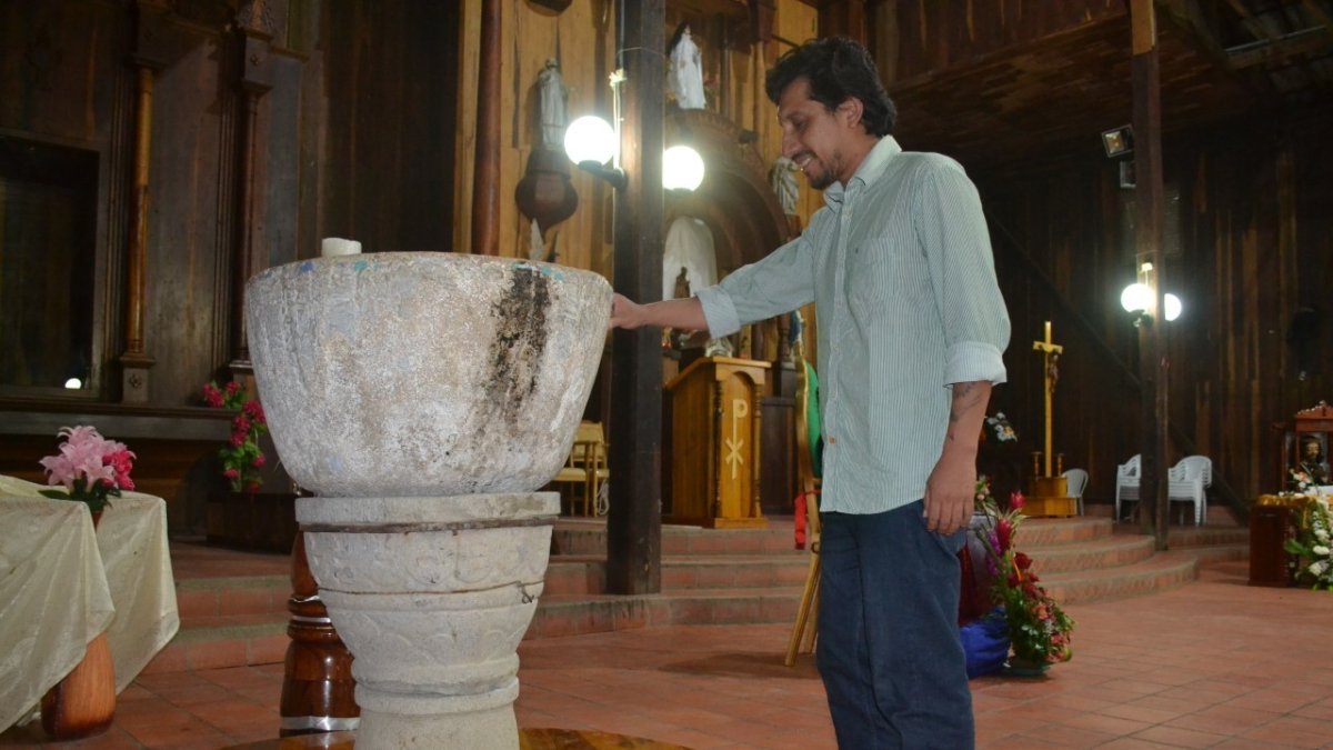 Piezas. La pila bautismal, dentro de la iglesia de Colonche, es una de las tantas reliquias de la localidad