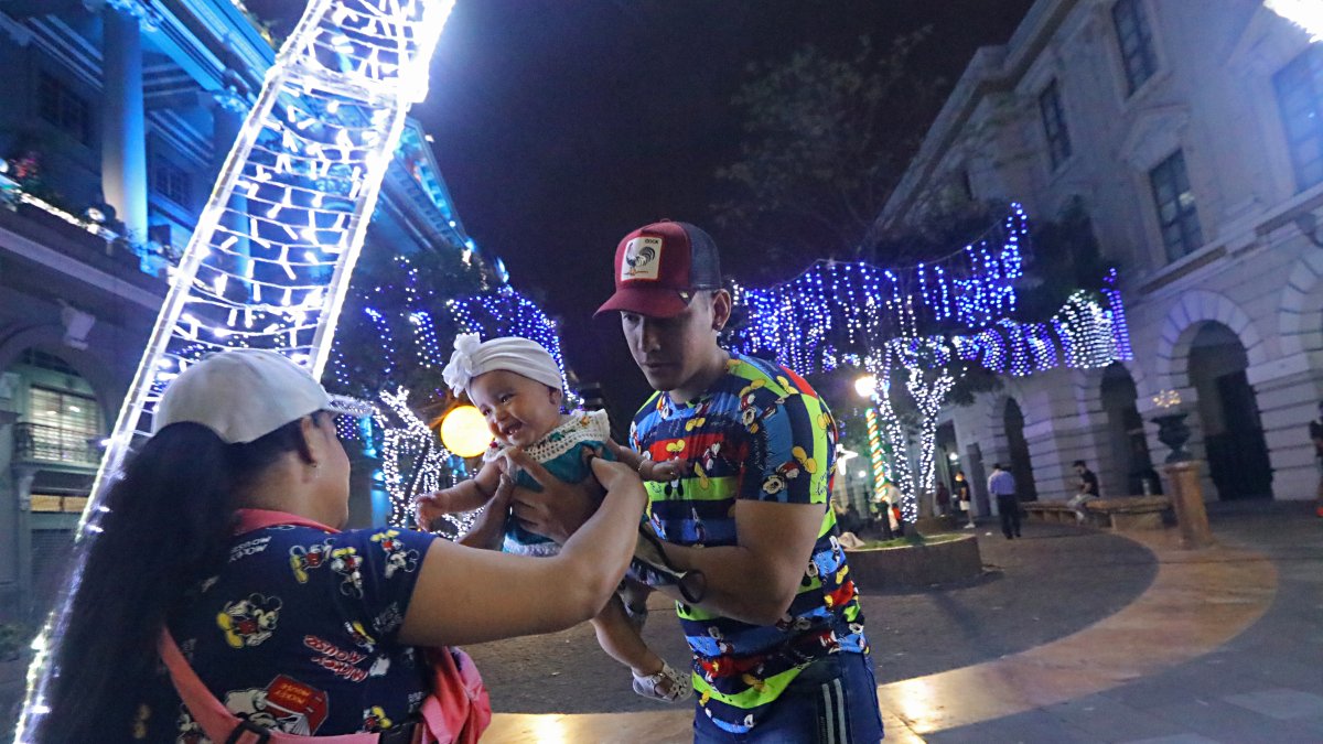 Actividad. Las familias aprovecharon el encendido para tomarse fotografías.