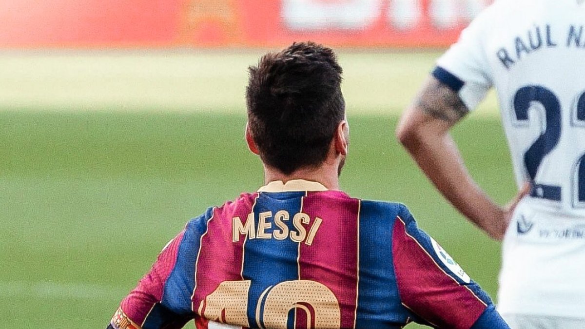 Leo Messi le rindió un emotivo homenaje a Maradona con una histórica divisa que los une.