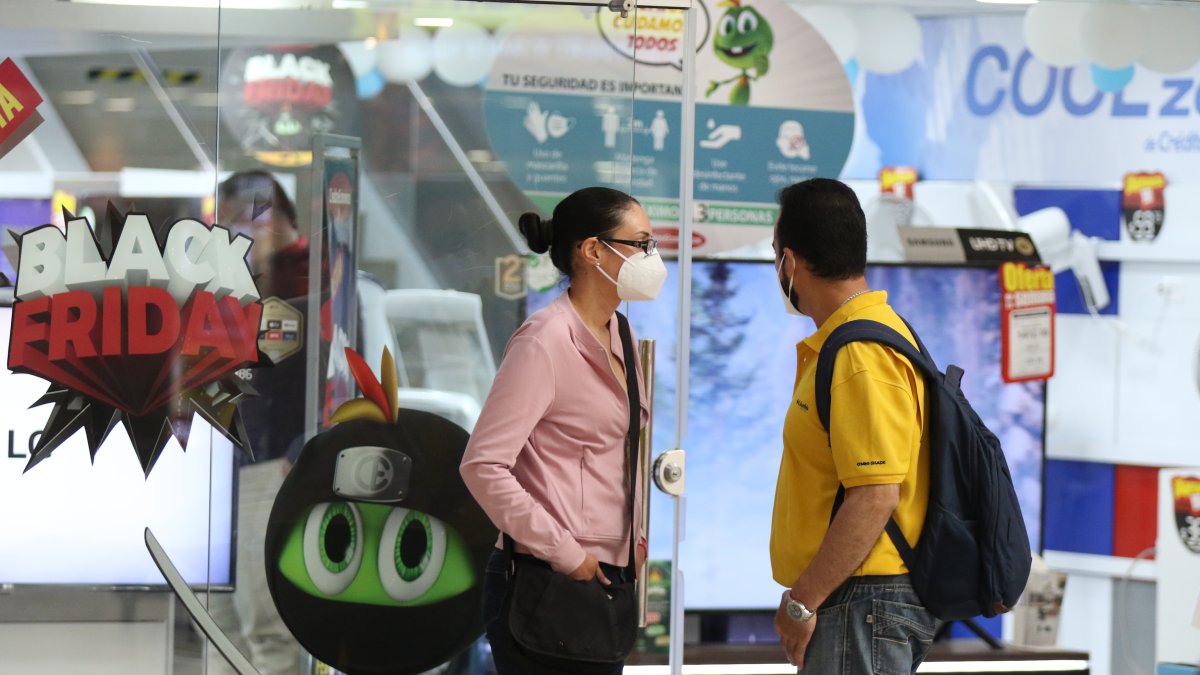 Estrategia. Muchas empresas aumentaron descuentos y horarios para atender al público.