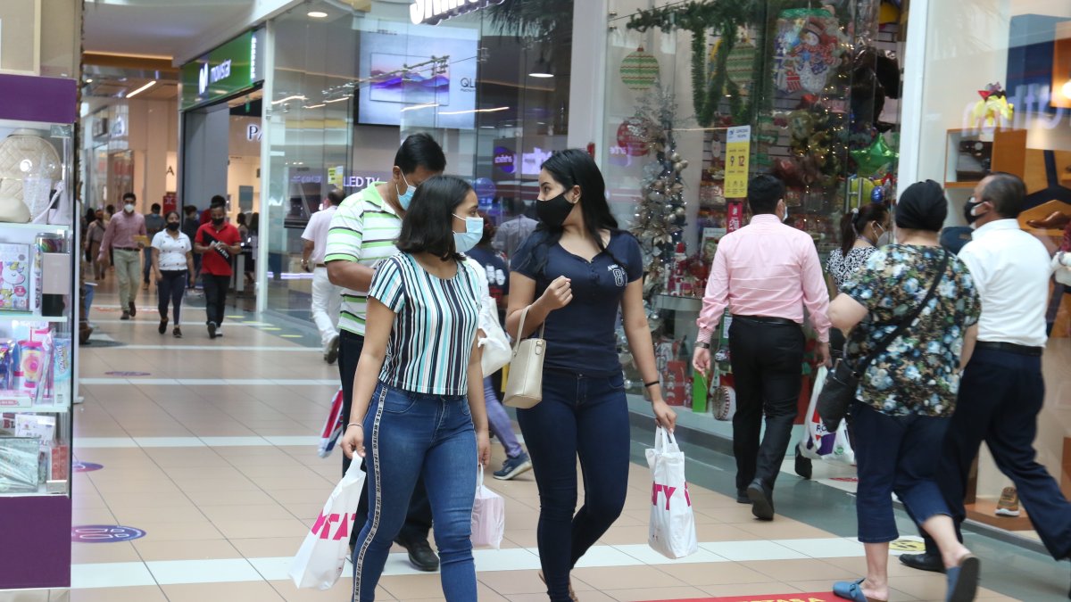 Estrategia. Desde que abre el Mall del Sol se ve a las personas haciendo las compras navideñas. El centro comercial dijo que no ha tenido horas pico, por la organización de las tiendas y los clientes.