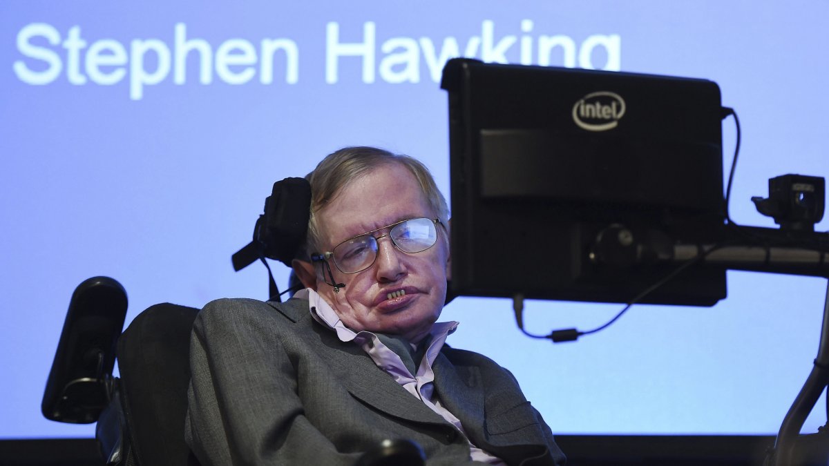 El astrofísico británico Stephen Hawking da una rueda de prensa en Londres (Reino Unido).
