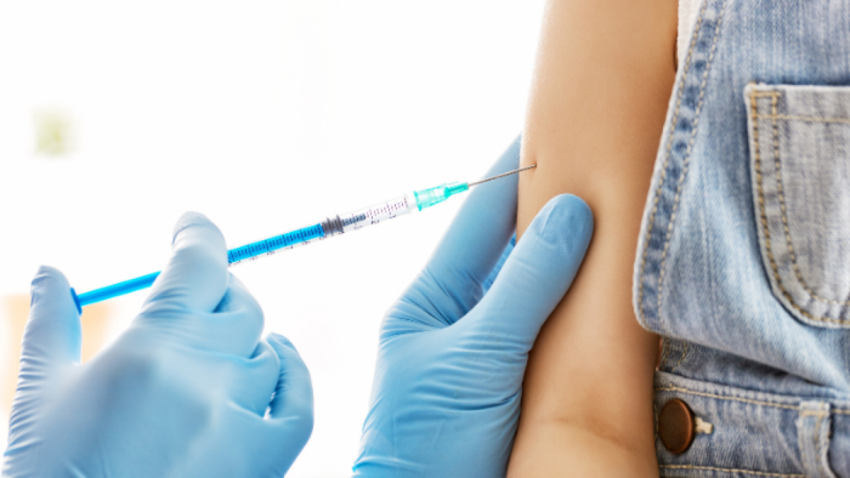 La OMS trabaja en reforzar los preparativos para introducir la vacuna, su capacidad de cadena de frío, monitorización de la seguridad, y más.