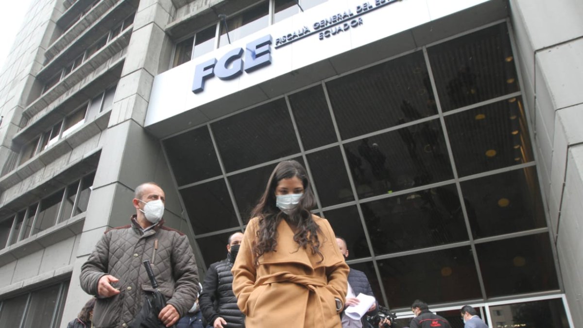 La presidenta del CPCCS. Sofía Almeida, pidió se investigue a funcionarios del MSP, al proveedore de los equipos y a los dirigentes de una cooperativa de ahorro y crédito.