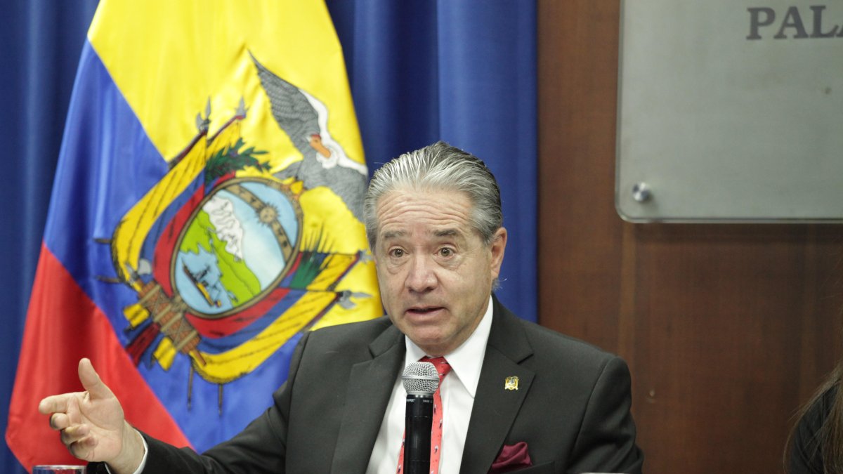 El ministro de Salud da información sobre la vacuna contra la covid que llegará a Ecuador.