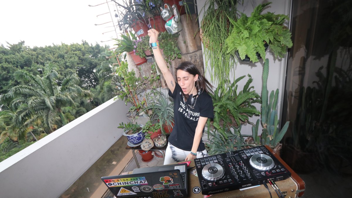 Maria José combina sus actividades de oficina con su faceta de DJ.