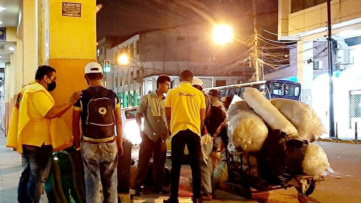 La Fundación Tacita Caliente lleva alimentos y ayuda a las personas que viven en la calle.