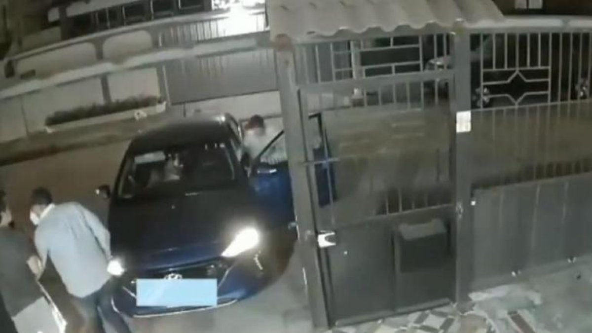 El atraco ocurrió mientras la pareja se aprestaba a ingresar al garaje de su domicilio.