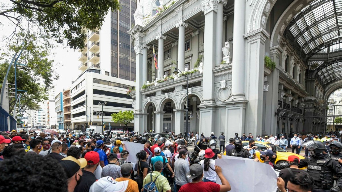 Los vendedores informales que fueron desalojados de la bahía de Guayaquil marcharon hasta el Municipio pidiendo un espacio para trabajar.