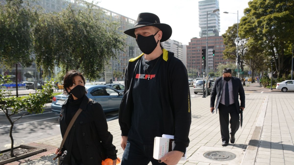 Diligencia. El informático sueco acudió al Complejo Judicial Norte.