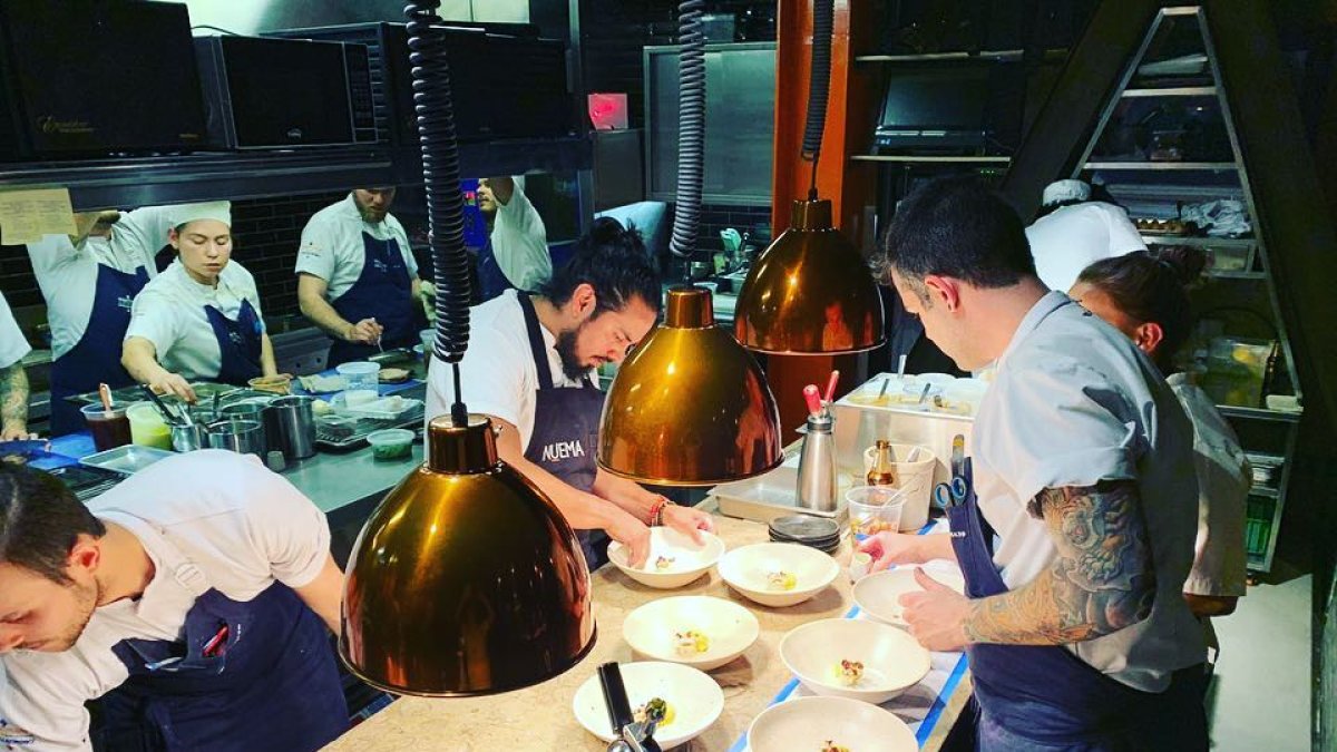 El restaurante está ubicado en la capital del  país.