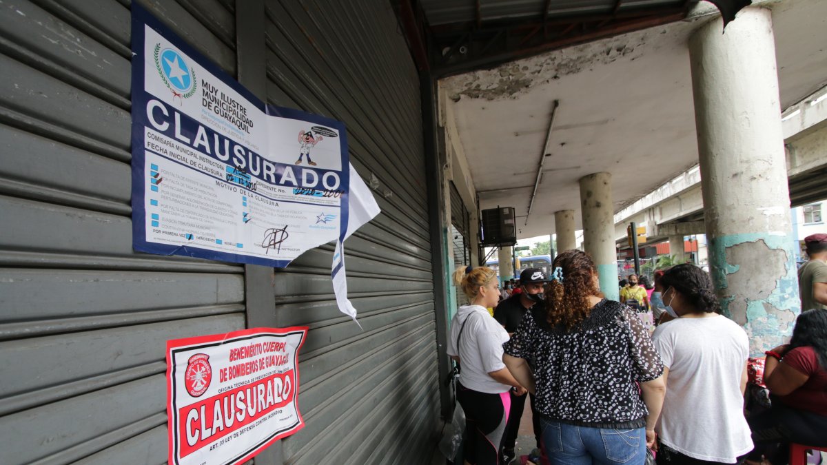 En la bahía de Guayaquil se clausuran las bodegas que no tienen permiso para funcionar.