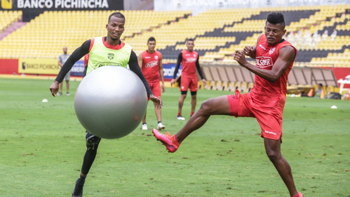 Los jugadores de Barcelona tuvieron una práctica recreativa con una pelota gigante