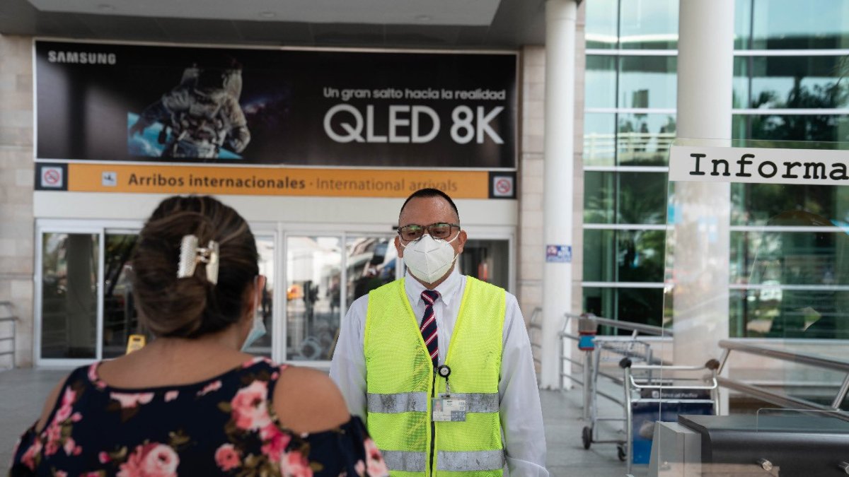 Control. Solo se permitirá el ingreso de una persona para el acompañamiento a la llegada o salida de pasajeros.