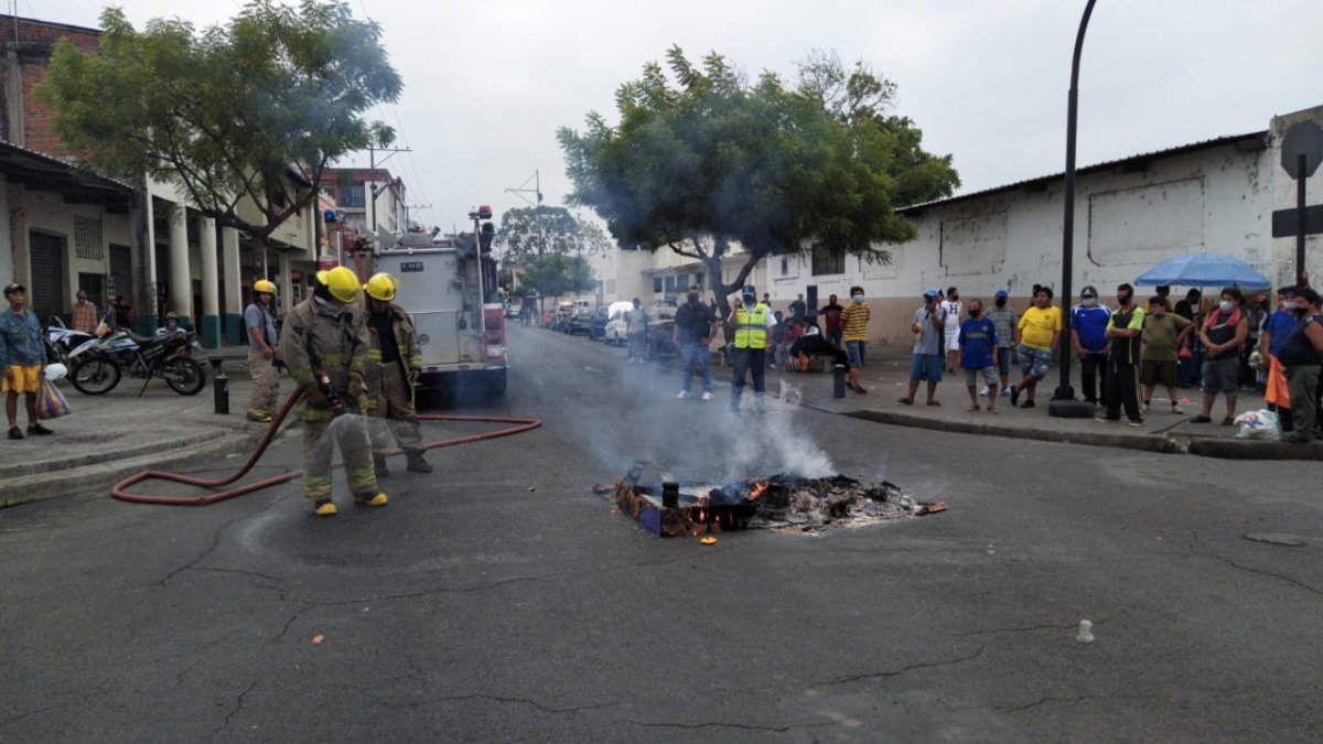 Esta mañana, decenas de personas protestaron por la agresión que han sufrido los otavaleños.