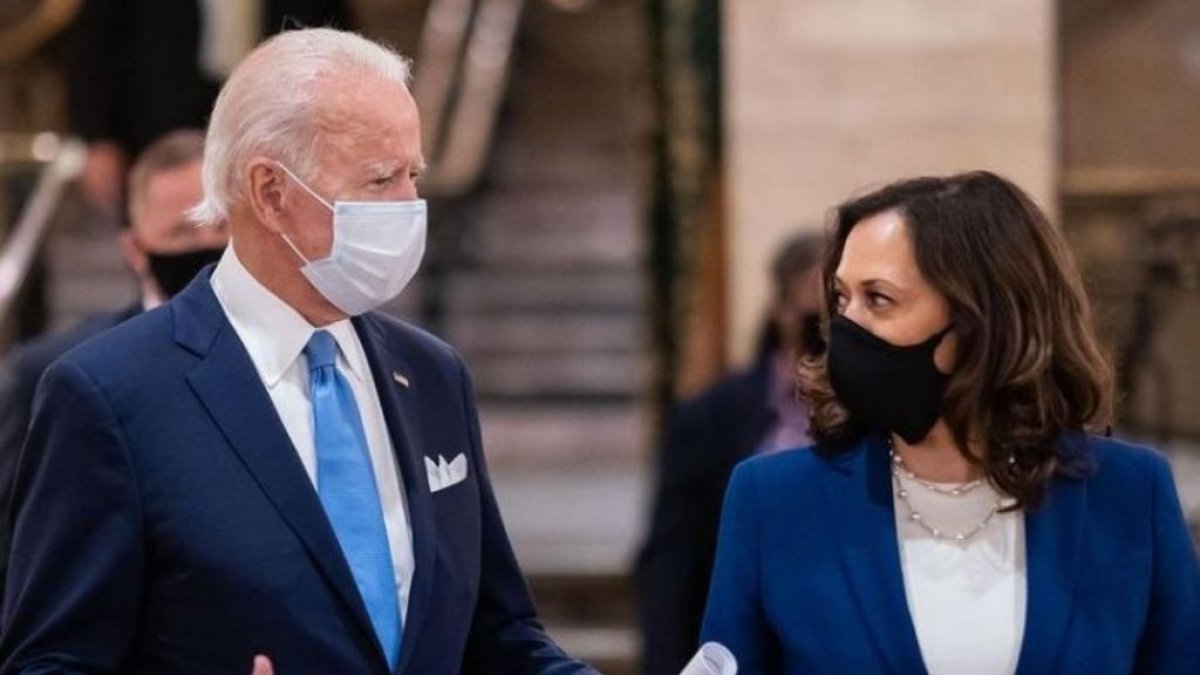 Joe Biden y su vicepresidenta Kamala Harris, ambos con mascarilla.