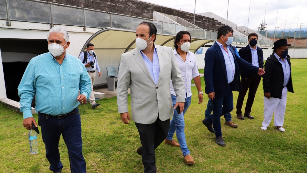 El presidente de la Ecuafútbol, Francisco Egas, recorrió las instalaciones del Municipal junto con las autoridades de Otavalo