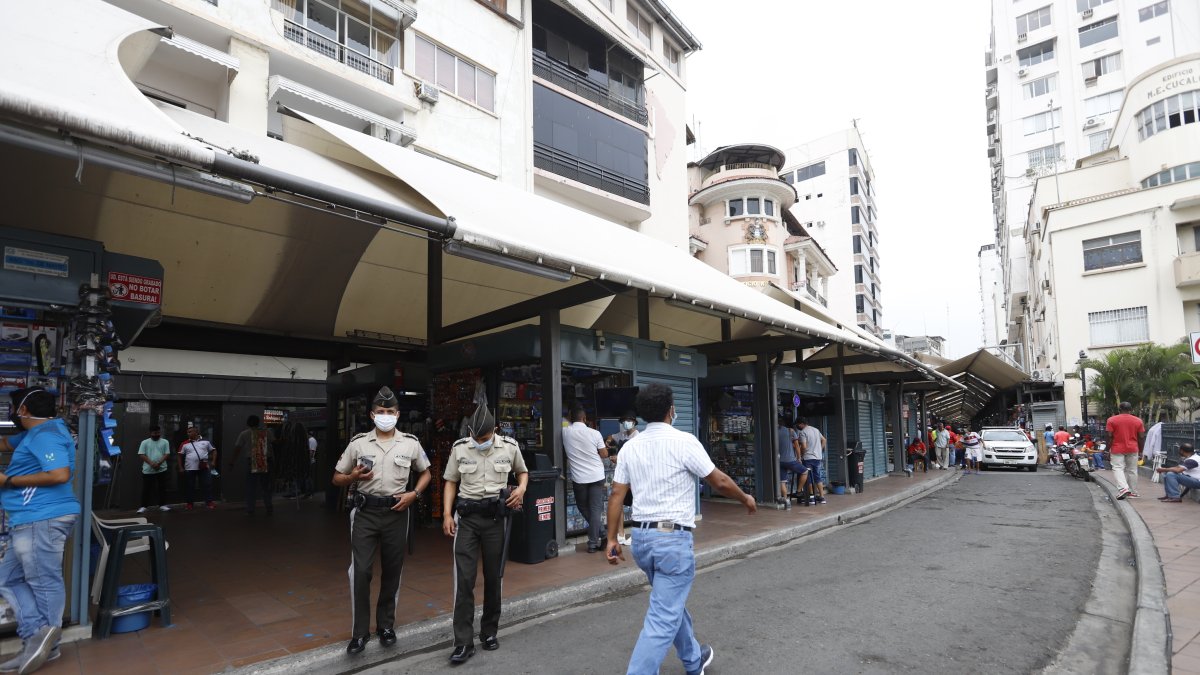 Bahía. Sin los informales los carros pueden circular por la Villamil.