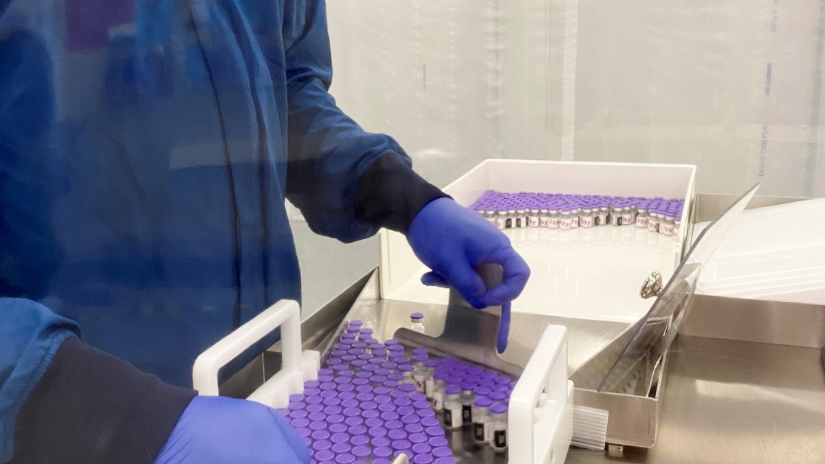 El Reino Unido comenzó este martes a suministrar las primeras dosis de la vacuna de Pfizer y BioNTech para la inmunización de la población.