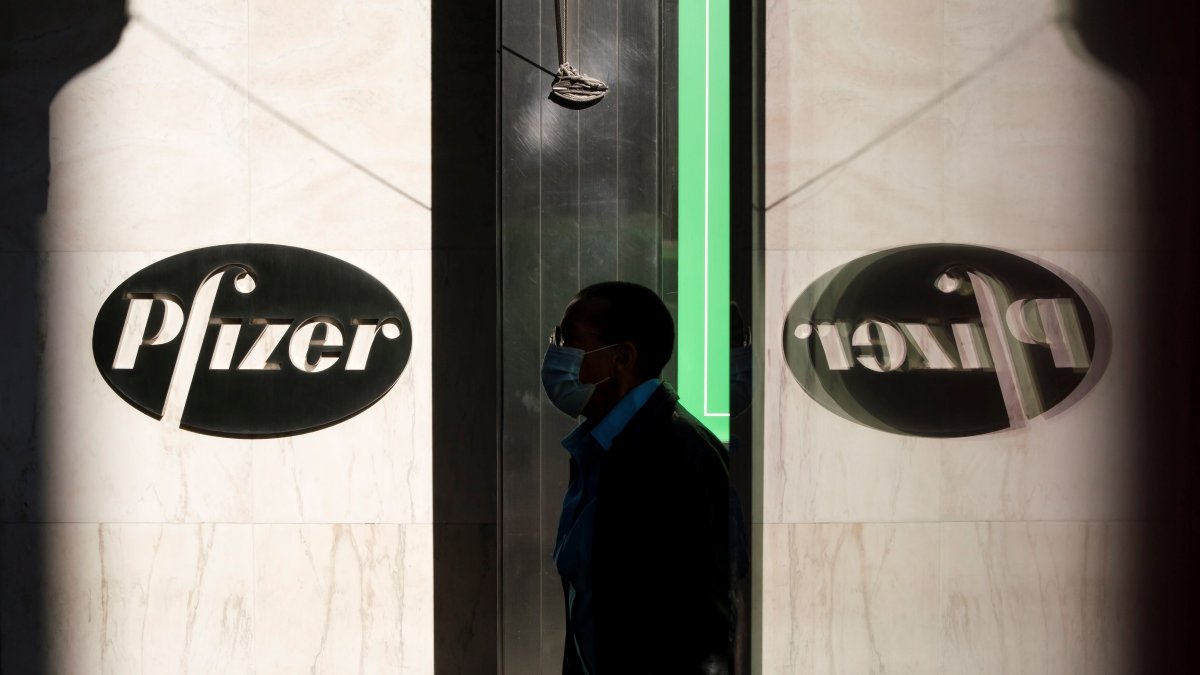 El Reino Unido fue el primer país en aprobar de emergencia, esta misma vacuna, esta inmunización, y espera comenzar a aplicarla a partir de la próxima semana.