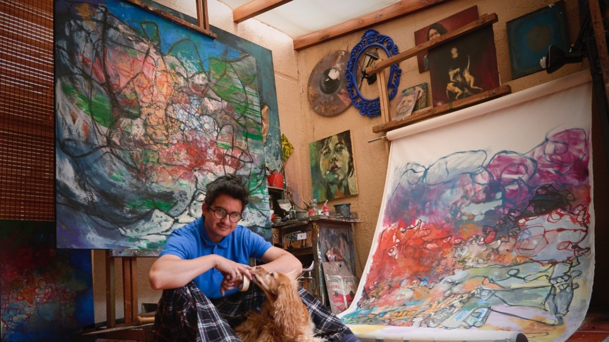 Christian Mera es un artista cuencano que decidió en mayo volver a pintar en el encierro.