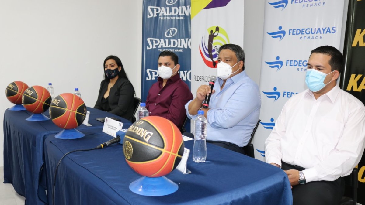 Presentación. Dirigentes y patrocinadores durante el lanzamiento del campeonato.