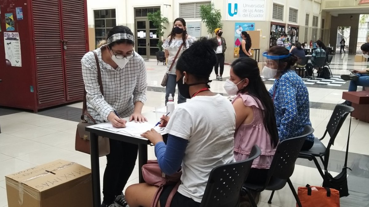 Los comicios se desarrollan en las sedes de la universidad en Guayaquil y Quito.
