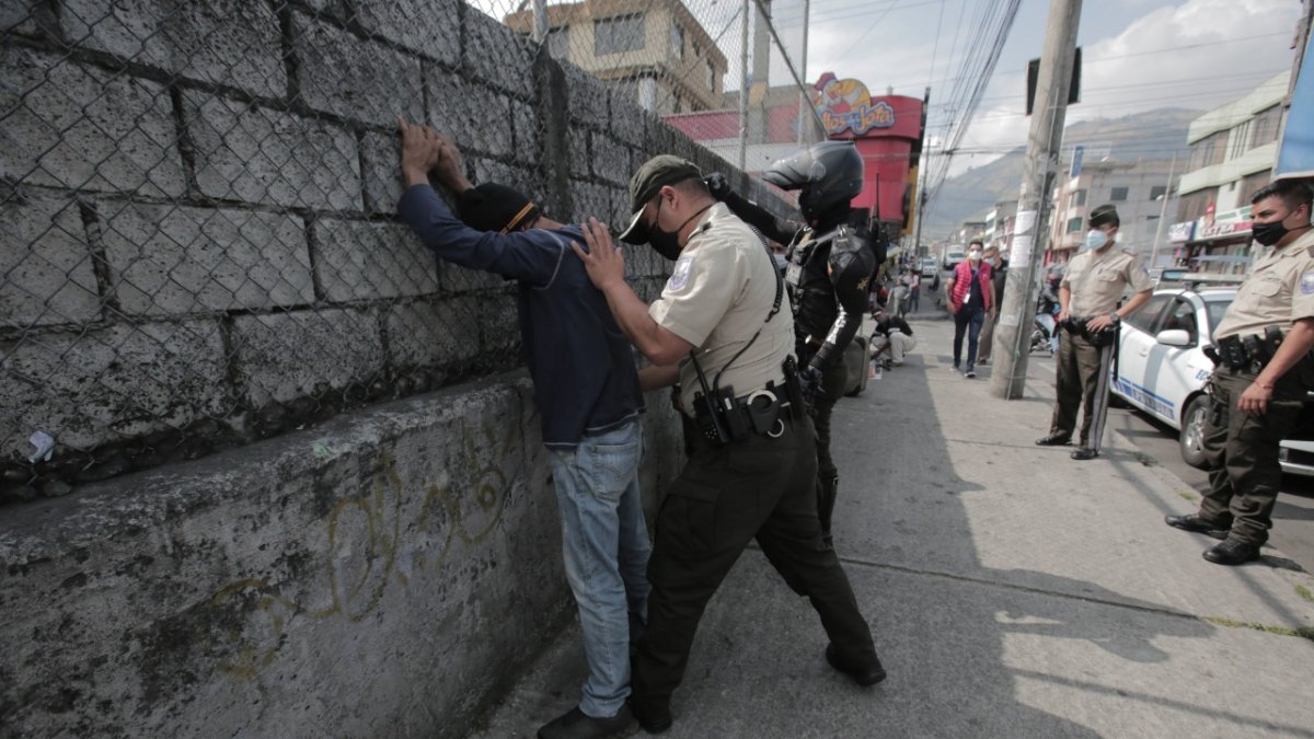 Control. Desde noviembre la Policía inició con las revisiones a los peatones en varios sectores de la capital.