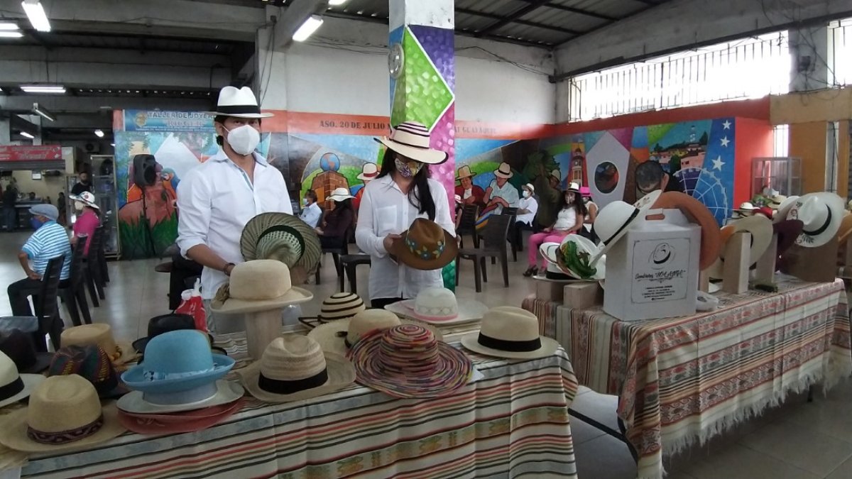 La ciudadanía pudo admirar la belleza de los sombreros de paja toquilla.