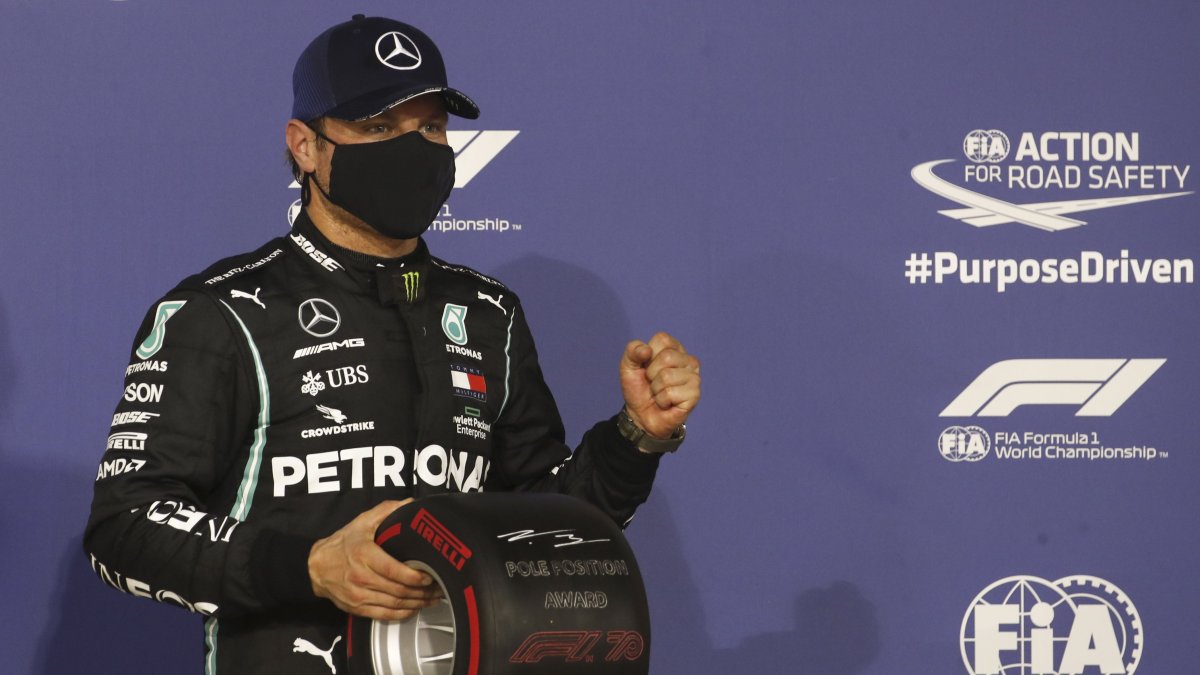 El finlandés Bottas festeja tras dominar la calificación al cubrir los 3.543 metros de la reducida pista en 53 segundos y 377 milésimas.